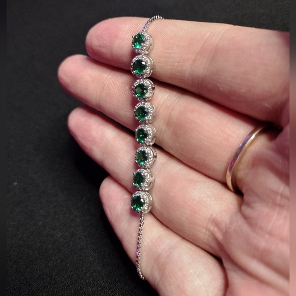 Stunning Silver and Green Bracelet - Picture 7 of 8